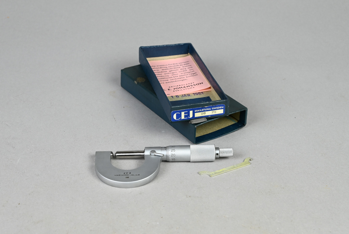 Prov på mikrometer från Aktiebolaget C. E. Johansson, Eskilstuna. Medföljande låda med märkning: "CEJ eskilstuna Sweden, 98 25", bruksanvisning och en medföljande nyckel.