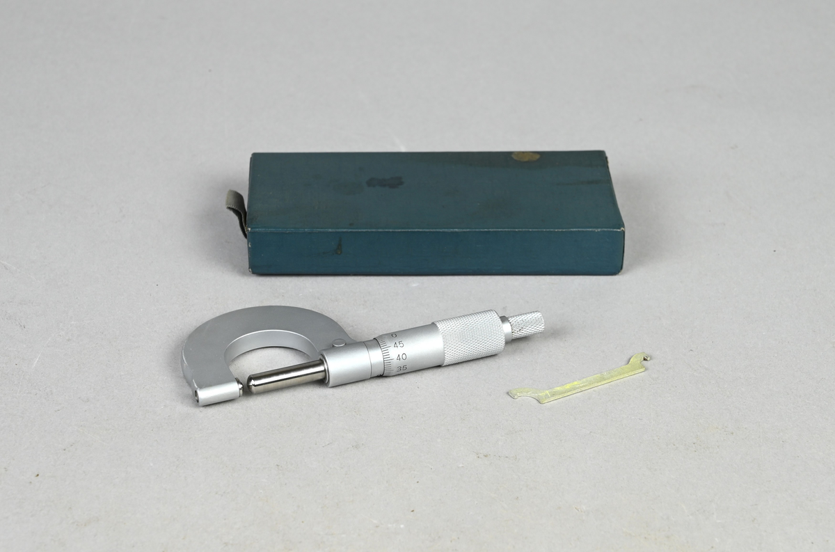 Prov på mikrometer från Aktiebolaget C. E. Johansson, Eskilstuna. Medföljande låda med märkning: "CEJ eskilstuna Sweden, 98 25", bruksanvisning och en medföljande nyckel.