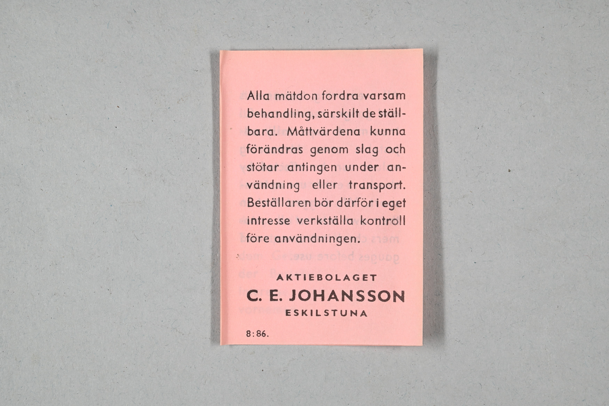 Prov på mikrometer från Aktiebolaget C. E. Johansson, Eskilstuna. Medföljande låda med märkning: "CEJ eskilstuna Sweden, 98 25", bruksanvisning och en medföljande nyckel.