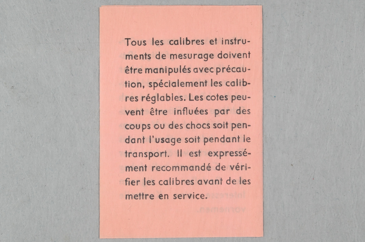 Prov på mikrometer från Aktiebolaget C. E. Johansson, Eskilstuna. Medföljande låda med märkning: "CEJ eskilstuna Sweden, 98 25", bruksanvisning och en medföljande nyckel.