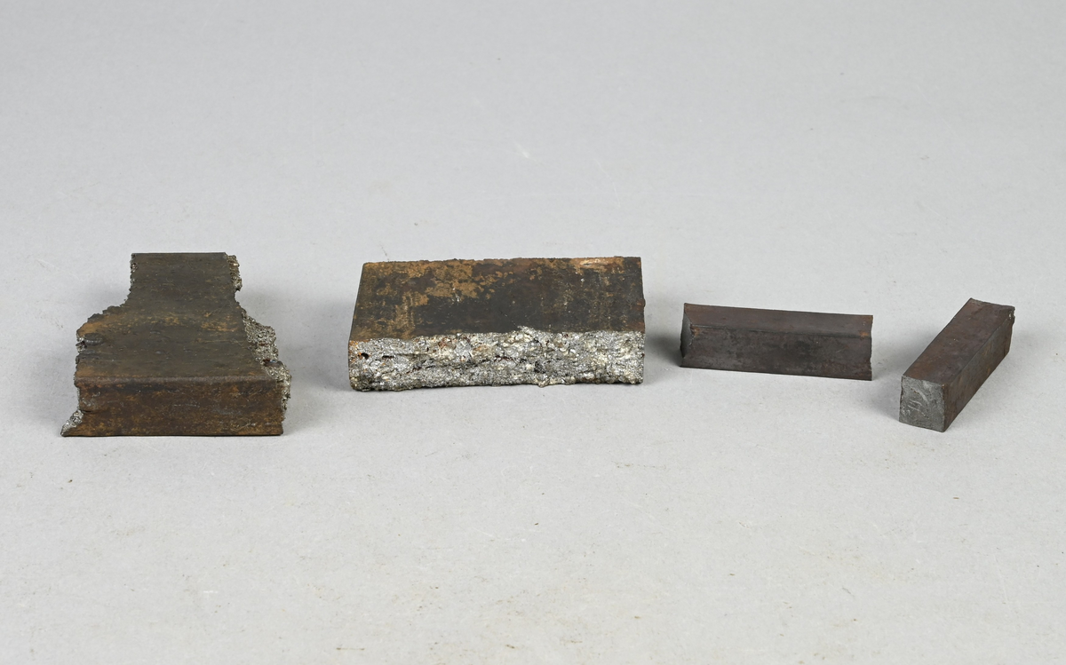 Fyra prover på brännstål i olika skeden av processen. Tillverkade i Munkfors år 1844. Ämnesjärnet är tillverkat i Gustafsfors av tackjärn från Uddeholmshyttan, i vilken något Långbanshyttemalm har ingått. Tillhörande lappar med samma notering.