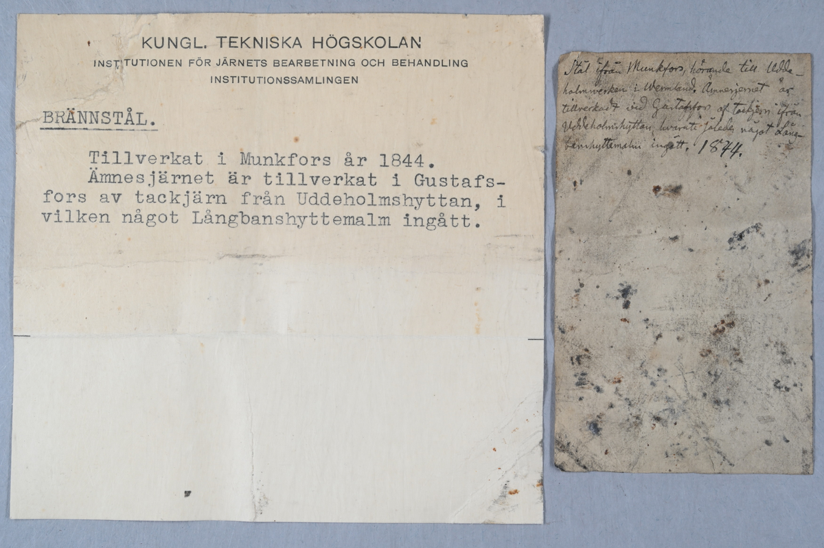 Fyra prover på brännstål i olika skeden av processen. Tillverkade i Munkfors år 1844. Ämnesjärnet är tillverkat i Gustafsfors av tackjärn från Uddeholmshyttan, i vilken något Långbanshyttemalm har ingått. Tillhörande lappar med samma notering.