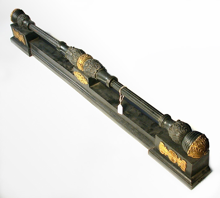 Eldställ med mässingsbeslag. Anordning för ändring av längden till 1400 mm.