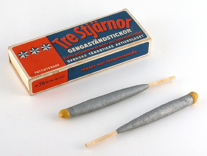 Kartong med gengaständstickor av märket "Tre Stjärnor".