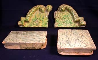 Fyra stycken delar från en okänd kakelugn. Framsidornas yta glaserad med grönspräcklig färg. Rester av murbruk på baksidorna.
Mått:
:1 Längd: 270 mm, bredd: 210 mm, höjd: 70 mm.
.2 Längd: 265 mm, bredd: 210 mm, höjd: 48 mm.
:3 Längd: 200 mm, bredd: 250 mm, höjd: 67 mm.
:4 Längd: 205 mm, bredd: 255 mm, höjd: 64 mm.