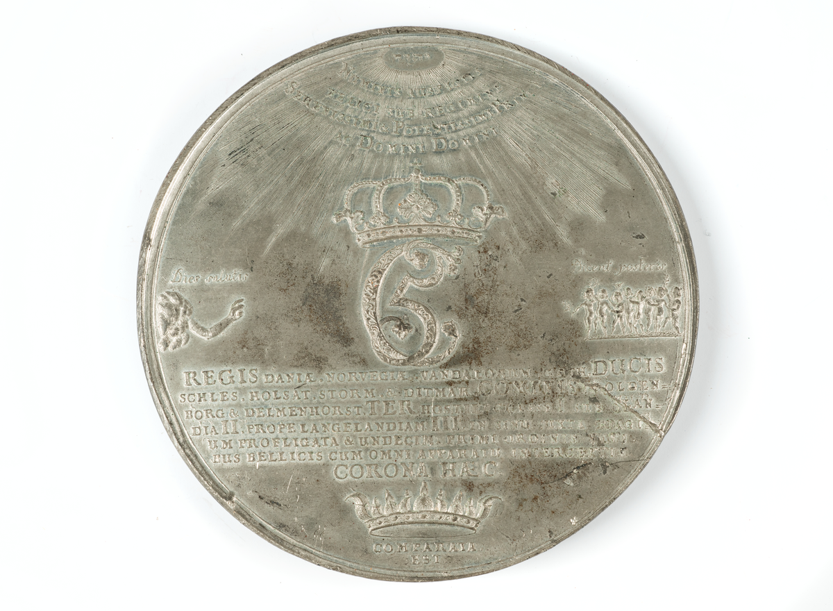 Åtsidan:I mitten syns kung Kristian V:s krönta monogram. Ovanför finns de strålande hebreiska bokstäverna för "Jehova" tillsammans med fyra rader böjd text. Till vänster om monogrammet syns en arm som stiger upp ur molnen med orden "This salutis" (= frälsningens dag), medan till höger står en grupp på åtta barn med kransar, kvistar och kronor och orden "Dicent posteris" (= må de berätta för eftervärlden).
Längst ner syns Corona Navalis (romersk symbol för sjööverhöghet) mellan textrader som förklarar de tre största framgångarna som gav den danska flottan detta magnifika pris. 
Frånsidan: Scen från sjöslaget i Køgebukten. Huvudscenen visar det danska amiralskeppet "Christianus V" som tvingar det svenska linjeskeppet "Mars" att lämna slagfältet och ta ner den svenska flaggan från masten. Fler fartyg strider i bakgrunden. Hämtat från Numista.com