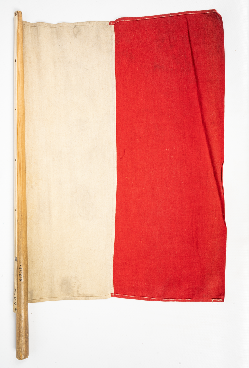 Semaforflagga av mindre storlek avröd och vit flaggduk. Rektangulär form, det vita innerst mot rund käpp som flaggan är spikad på. Käppen något konisk, annars brukligen rak. Typen har använts under hela 1900-talet.