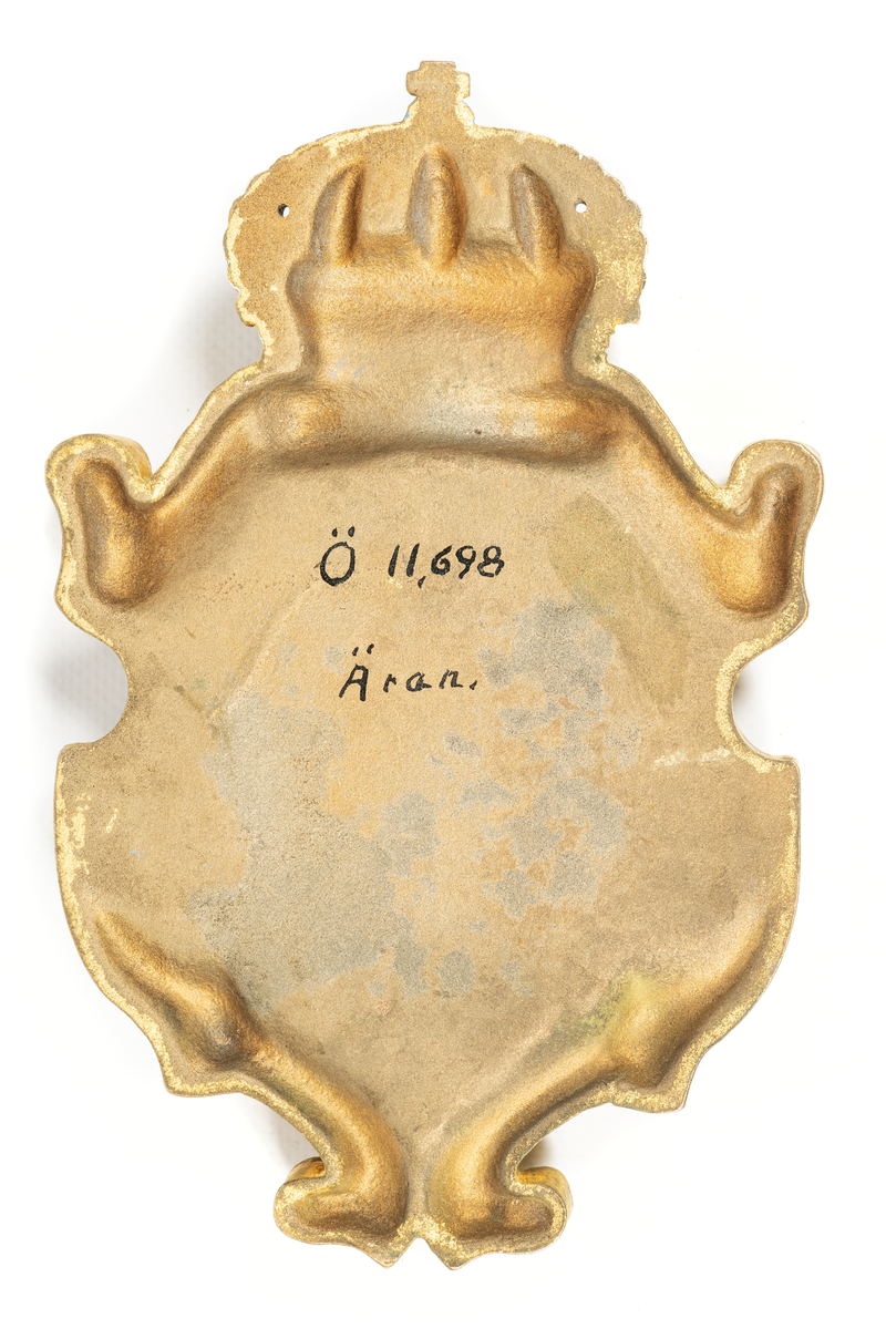 Avsedd för pansarskeppet ÄRANs båtar och slupar. Grönmålad segerkrans å ett blått fält delat av en gul balk. Allt å en förgylld vapensköld krönt av en kunglig krona.