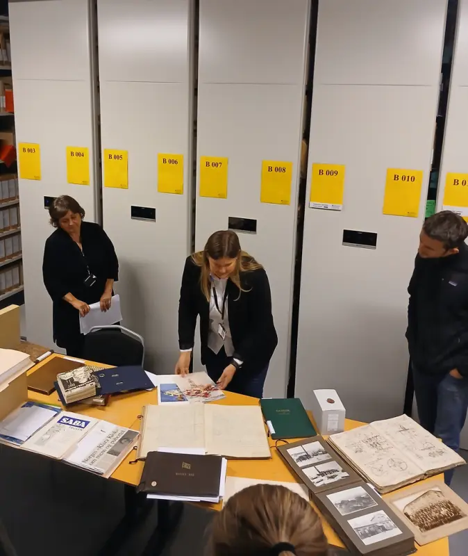 I MAGASINET: USN-studenter fra lektorprogrammet i historie på besøk i Vestfoldarkivet i september 2025. På bildet ser vi Marit Slyngstad og Elin Gunnuldsen Smaavik som viser eksempler fra arkivet.