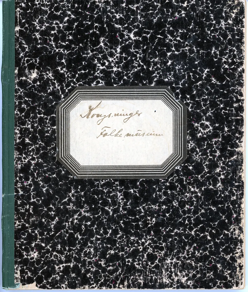 Protokoll med merkelappen «Kongsvinger folkemuseum». Den inneholder «Fortegnelse over gjenstandene i K.v. museum», med 160 innsamlede gjenstander fra 1915 og 1916, samt 3 gjenstander fra 1925.