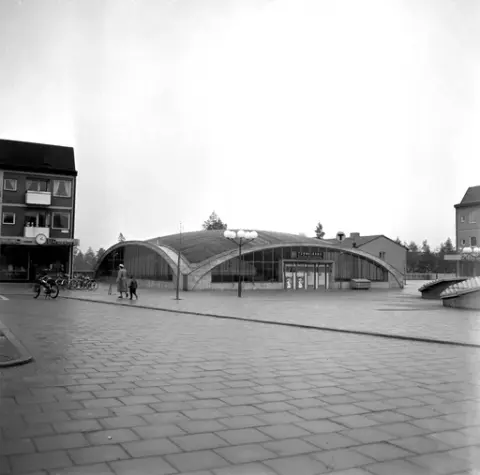 Följ med under jord! Här får du veta mer om tunnelbanan och stationernas namn. Och alla vill väl kunna de officiella förkortningarna?