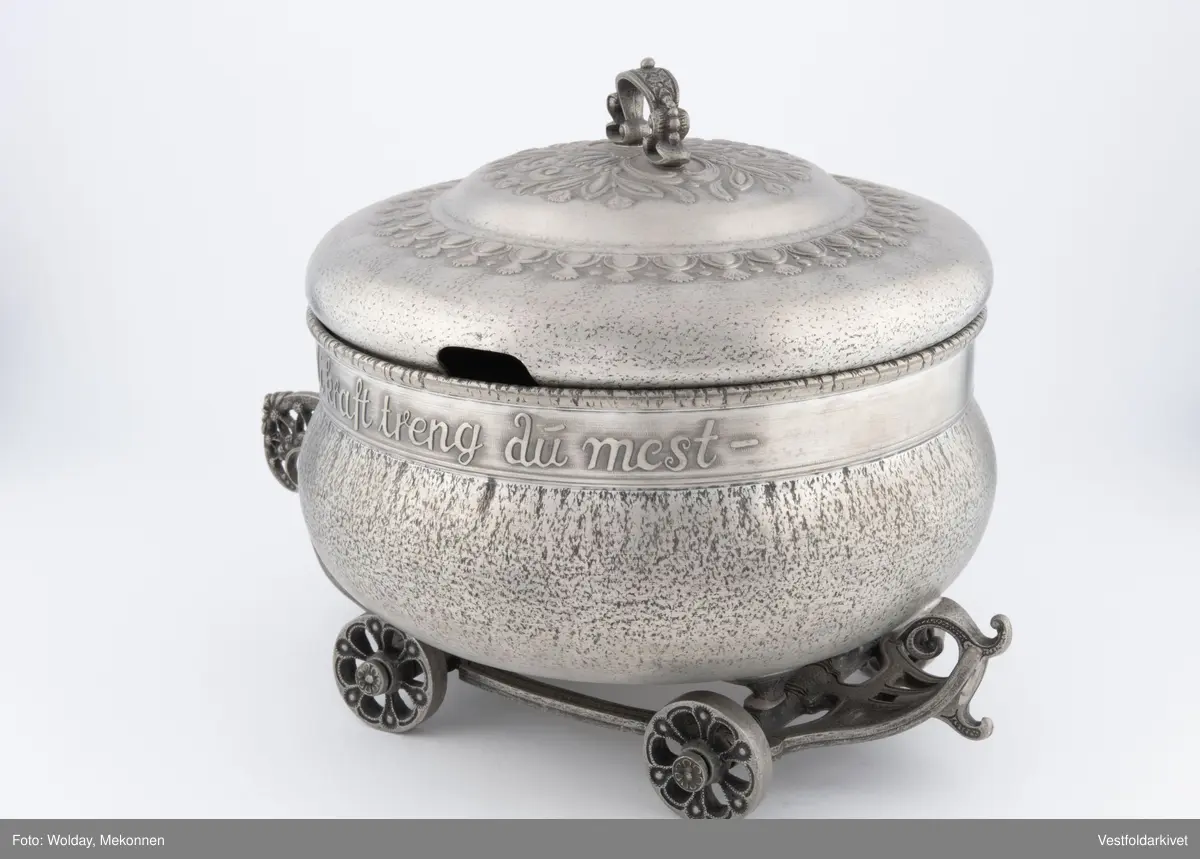 En terrin med lokk. Den har hjul slik at den kan "kjøre" bortover bordet.