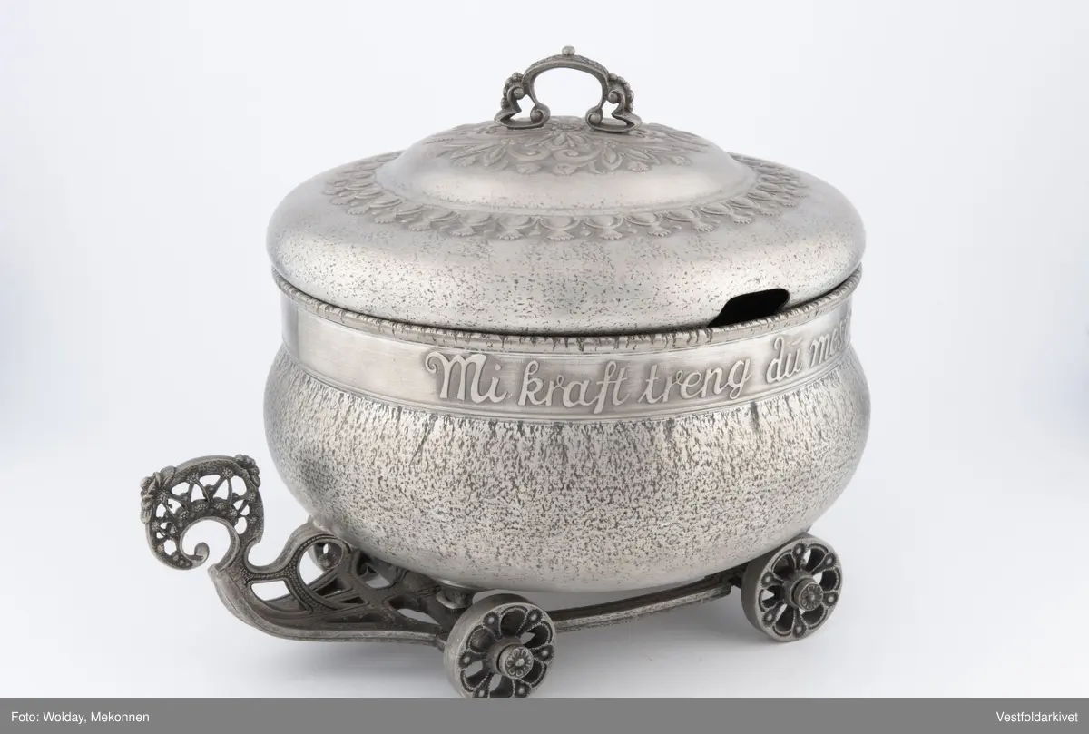 En terrin med lokk. Den har hjul slik at den kan "kjøre" bortover bordet.