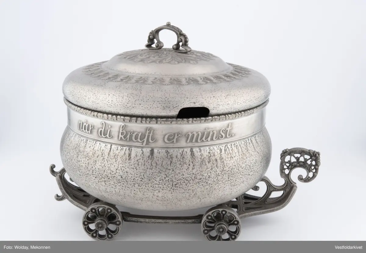 En terrin med lokk. Den har hjul slik at den kan "kjøre" bortover bordet.