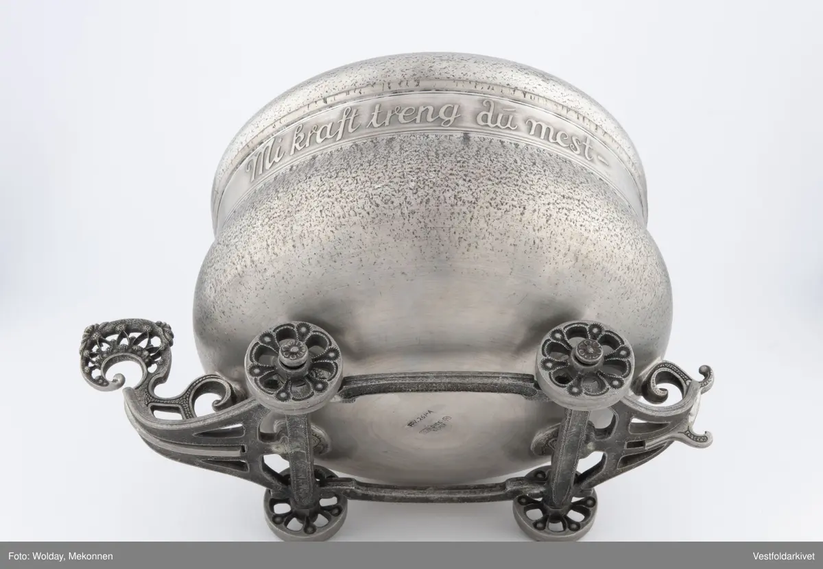 En terrin med lokk. Den har hjul slik at den kan "kjøre" bortover bordet.