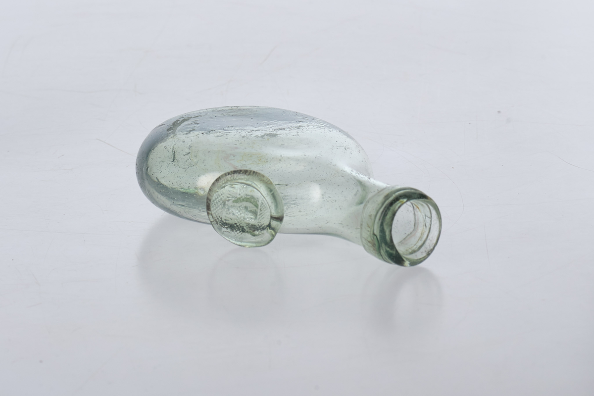 Rigabalsamflaske i grønt glass, trolig fra Biri glassverk.