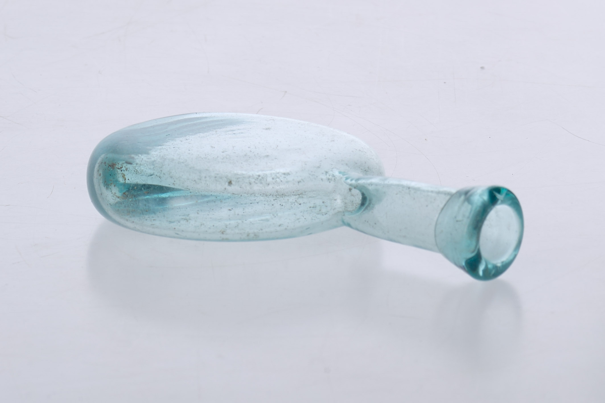 Rigabalsamflaske i blått glass, trolig fra Biri glassverk.