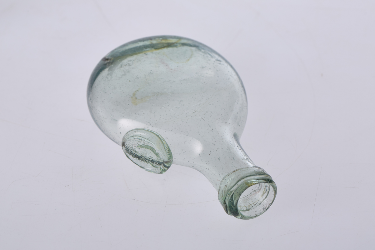 Rigabalsamflaske i grønt glass, trolig fra Biri glassverk.