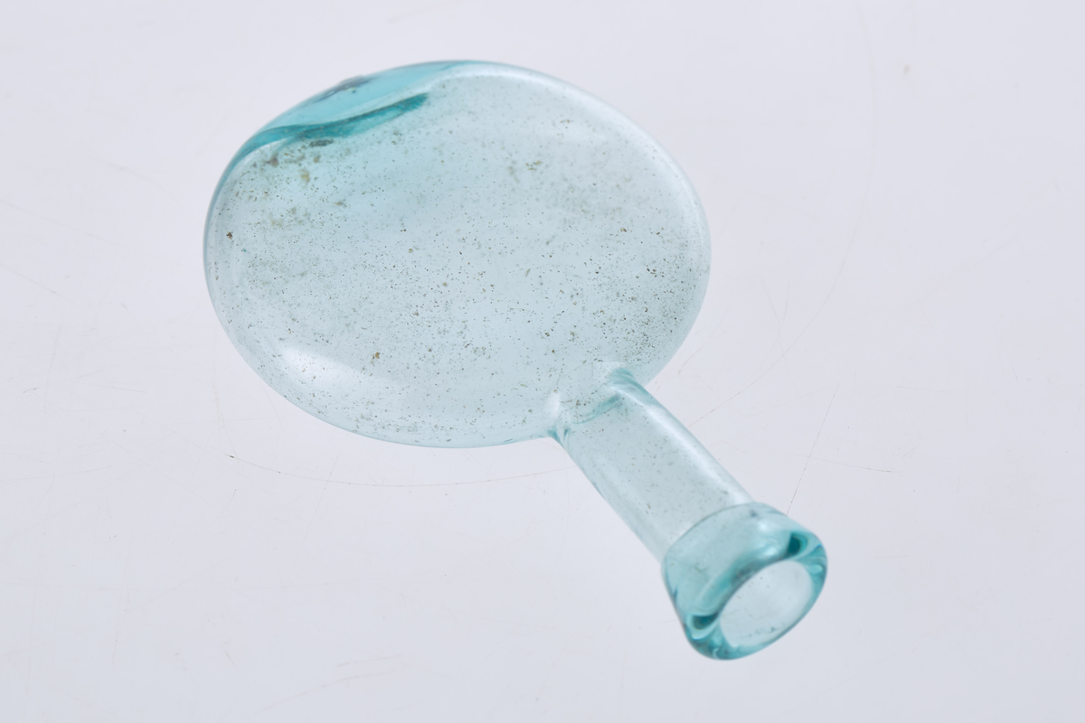 Rigabalsamflaske i blått glass, trolig fra Biri glassverk.