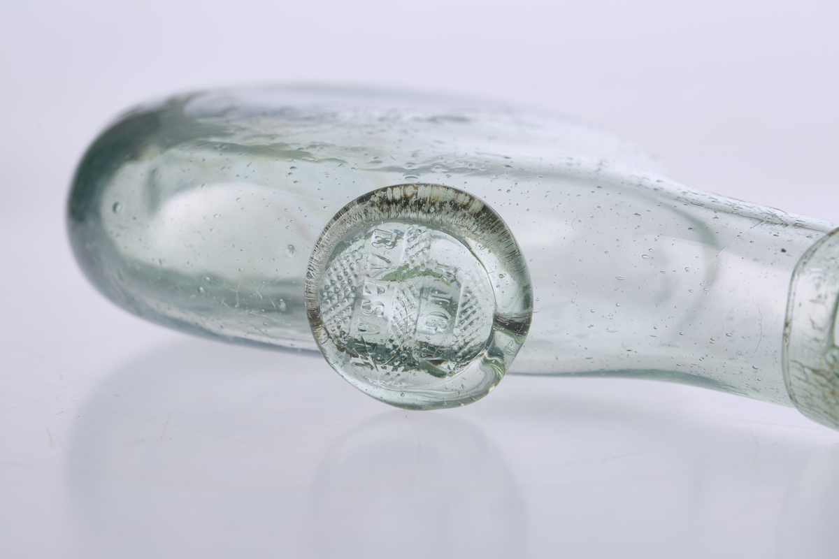 Rigabalsamflaske i grønt glass, trolig fra Biri glassverk.