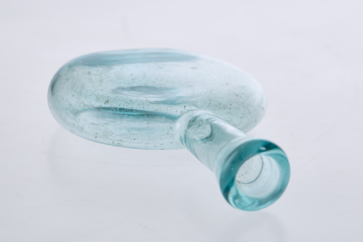 Rigabalsamflaske i blått glass, trolig fra Biri glassverk.