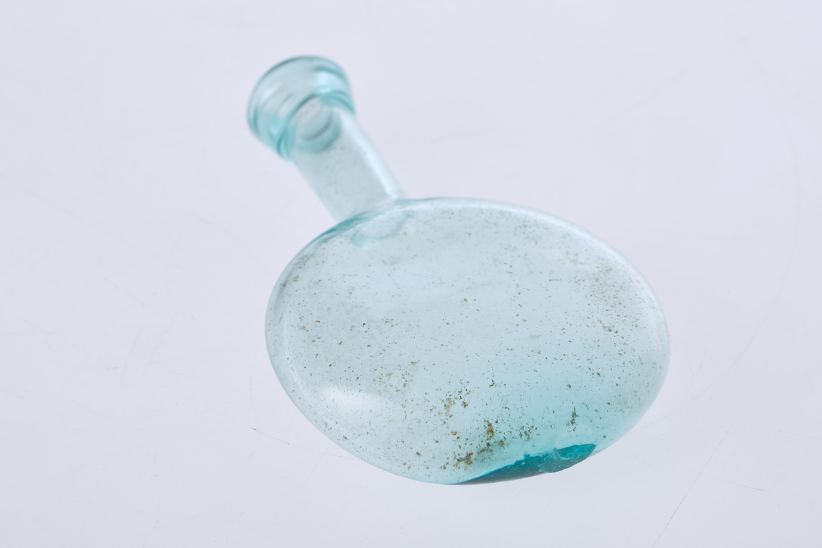 Rigabalsamflaske i blått glass, trolig fra Biri glassverk.