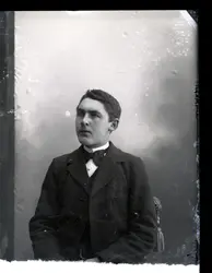 En ung mann.
Skrevet på papir som er festet til negativet: 1