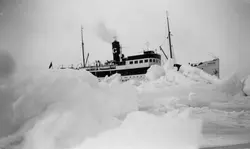 S/S Drotten har fastnat i isen utanför Landsort