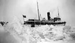 S/S Drotten har fastnat i isen utanför Landsort