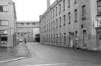 Industrianläggningen vid forna Lundbergs Läderfabriks AB i Valdemarsvik 1988. Lädertillverkningen var då sedan länge nedlagd och detsamma gällde för den möbeltillverkning som hade tagit vid i början av 1960-talet. Den överblivna anläggningen blev därefter ett huvudbry för kommunen, tills en vändning kunde skönjas med nya verksamheter i renoverade lokaler. Sedan bildens tillkomst har delar av det så kallade Sjöhuset till höger rivits och Garvaregatans sträckning ombildats i en ny dragning av Storgatan.