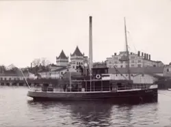 Bogserångfartyget LUPPI ligger framför Reymersholms spritfab