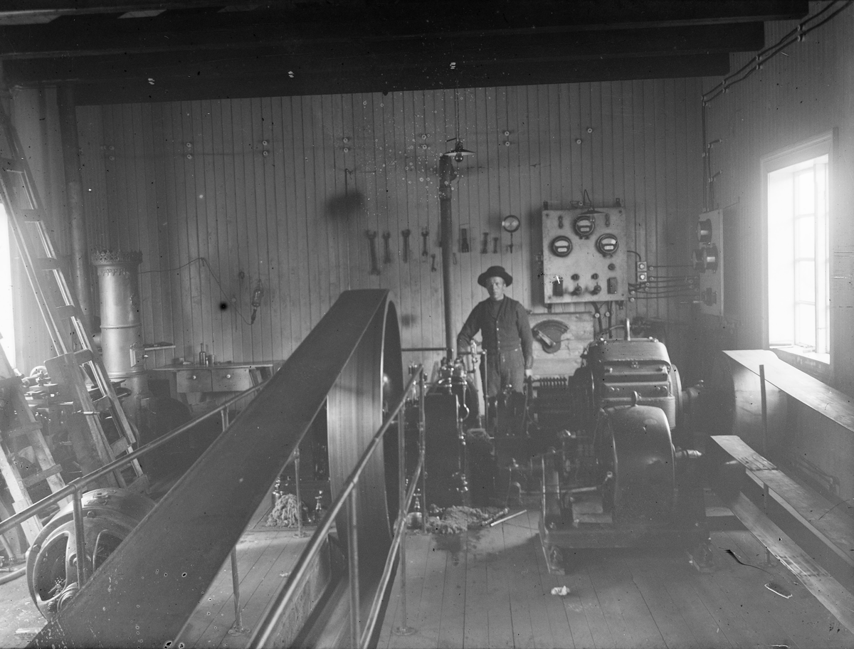 Arbeider styrer elektrisk heismaskin e.l.