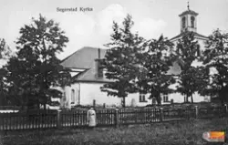 Vykort. Segersta kyrka. Bilden tagen från skoltomten,  kansk