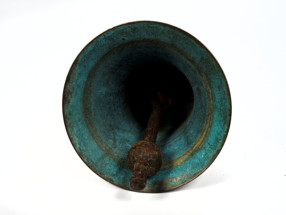 Skeppsklocka av malm, grönmålad med kläpp av järn.