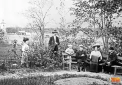 Major Unge på Gamla Strömsberg med familj (ev. gäster). Se ä