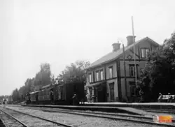 Landafors station med ett tågsätt vid perrongen. Stationen b