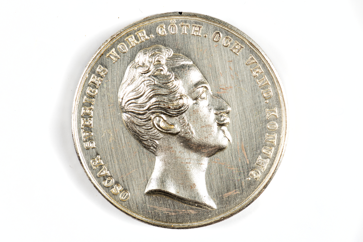 Minnesmedalj av försilvrat brons.