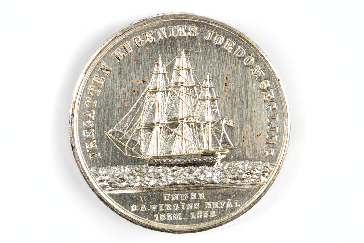 Minnesmedalj av försilvrat brons.