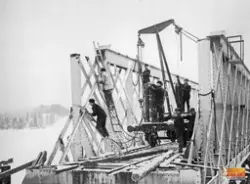 Rivning vintern 1916 av den gamla järnvägsbron över Ljusnan 