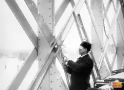 Rivning vintern 1916 av den gamla järnvägsbron över Ljusnan 