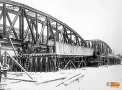 Här är rivningen vintern 1916 av den gamla järnvägsbron över