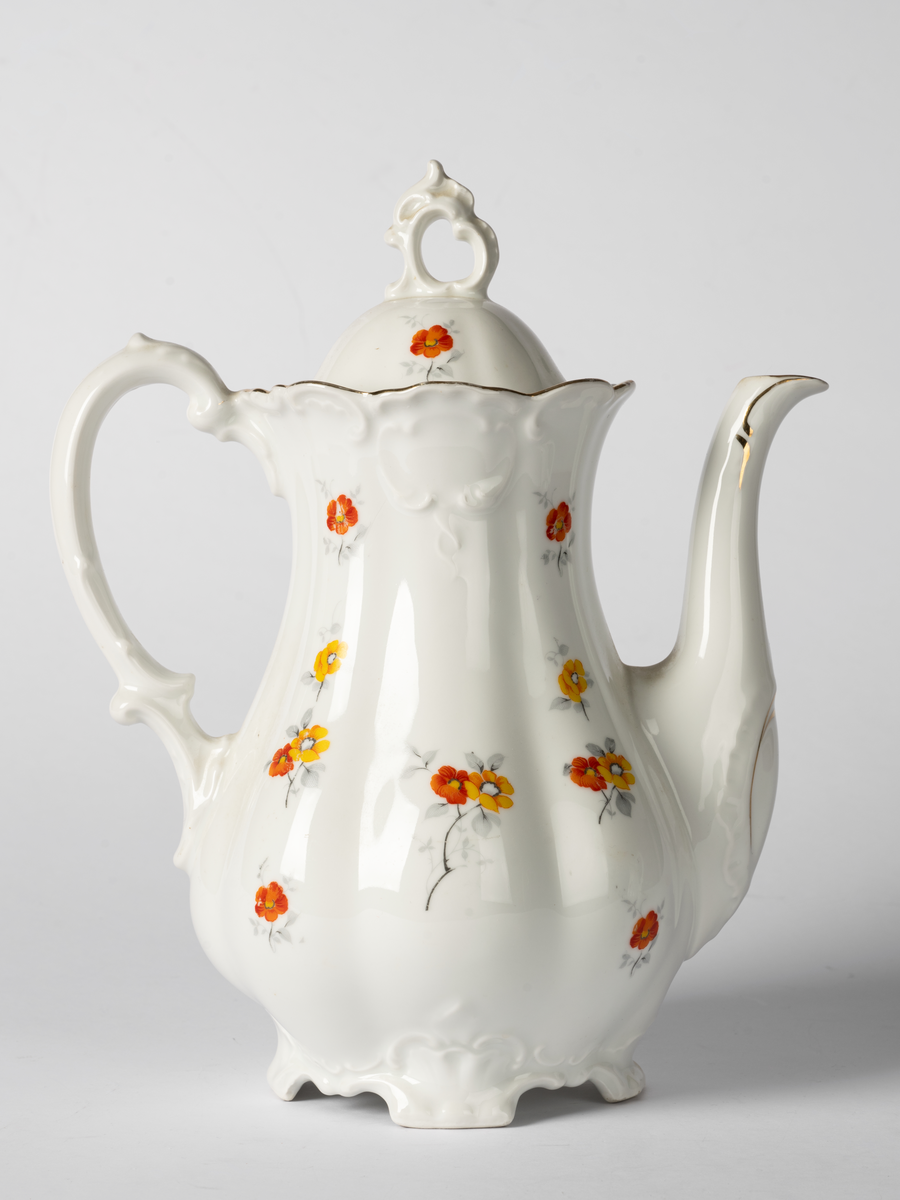 Kaffekanna av porslin med löst lock. Blommig.