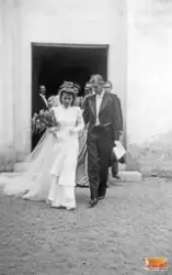 Brudparet Gun och Stig Troive utanför Segersta kyrka efter v