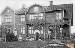 Mangårdsbyggnaden på Byn. Framför står eller sitter ett anta