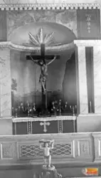Altare och krucifix i Segersta Kyrka under 1930 talet.