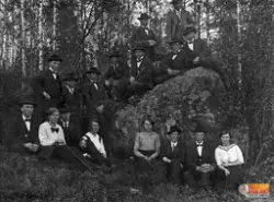 Högst upp, stående f.v.: (1) Per Hansson, (2) Gustav Anderss