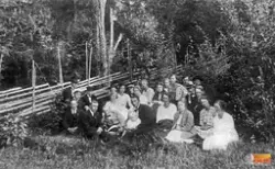 Gruppbild, förmodligen tagen vid fäbod (kanske Femsmyra)