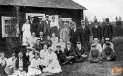 Sammankomst på Femsmyra fäbod kring 1920, förmodligen i miss