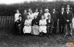 Gruppbild tagen på Åkre, Landa, Segersta