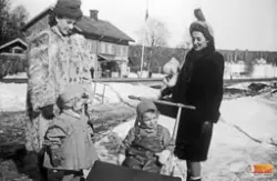 Två kvinnor med barn framför Landafors järnvägsstation.